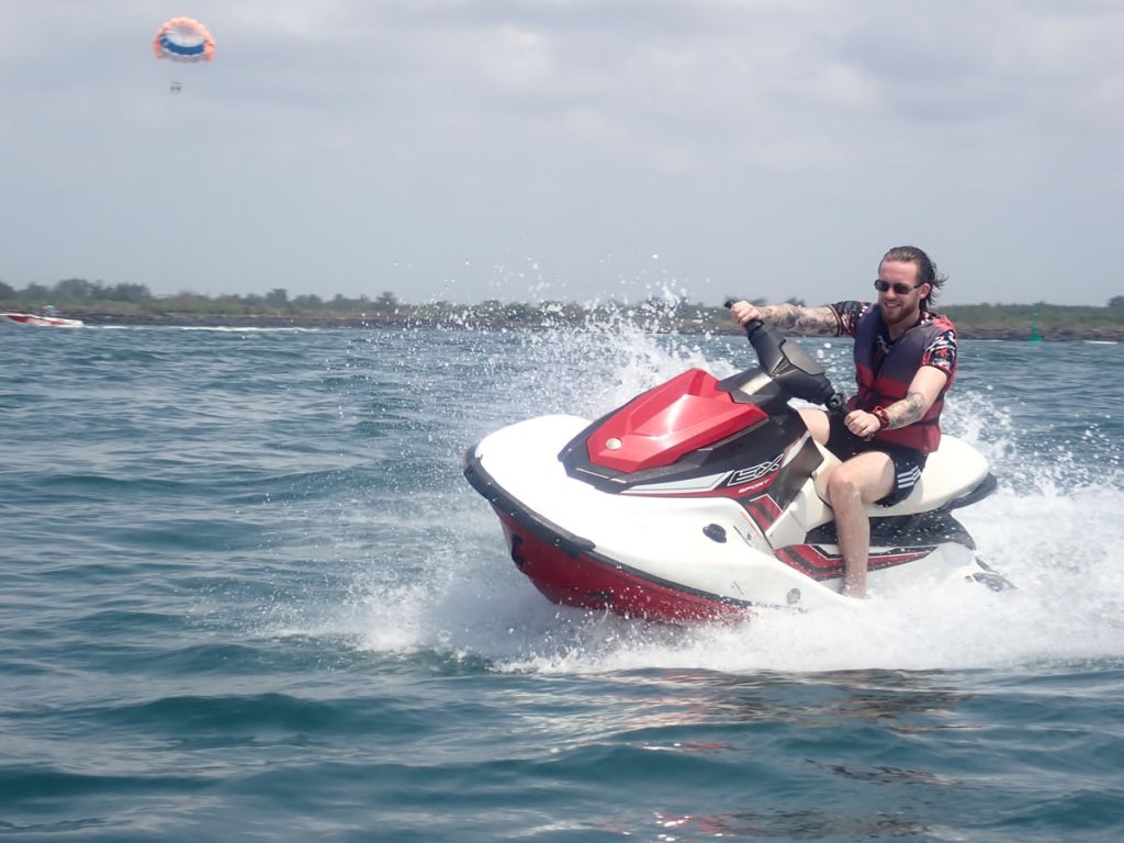 Jet Ski Dekat Kuta